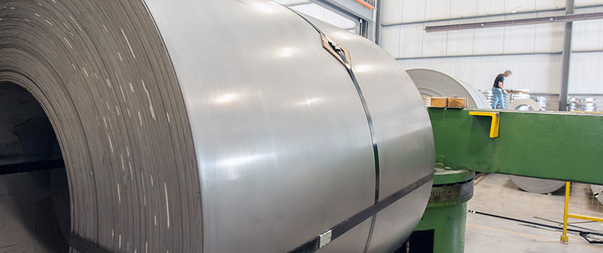 Acier lamin&eacute;s &agrave; chaud, d&eacute;cap&eacute;s & huil&eacute;s